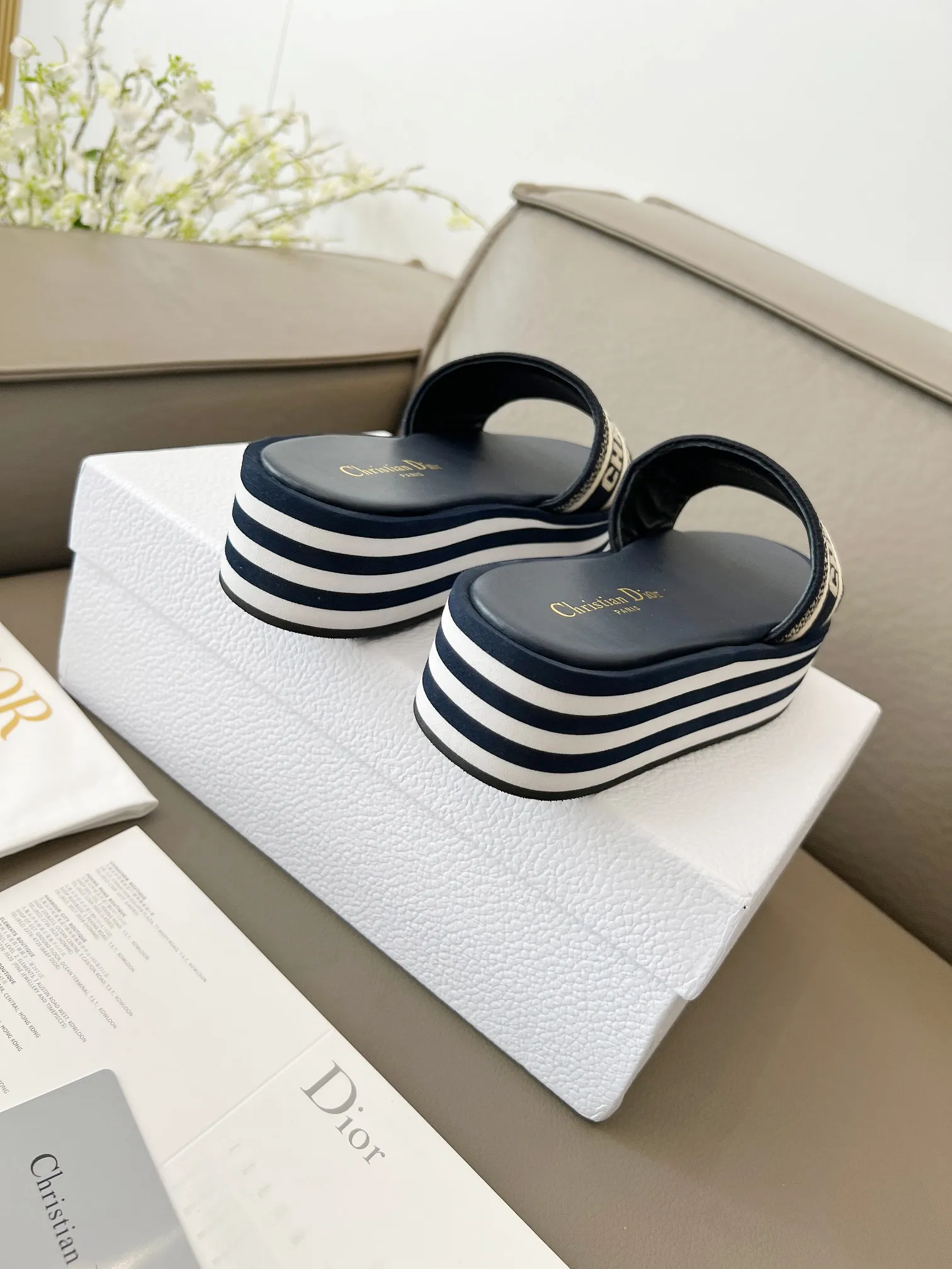 👟👟Ex-factory price 480👟👟 Dior's new spring and summer IVIETA DWAY jelly-colored flat-soled one-slip women's shoes with CD letter logo three-dimensional embroidery thick-soled round toe open-toe slippers. The original version is developed to be the top version on the market. It feels soft and delicate on the feet and is extremely comfortable. Material: Upper imported raffia electric embroidery high-temperature water-soluble cotton technical fabric + water-dyed cowhide foot pad lining + original consistent combination outsole Outsole: original outsole Size: 35-42 (40.41.42 custom-made, non-refundable and non-exchangeable)